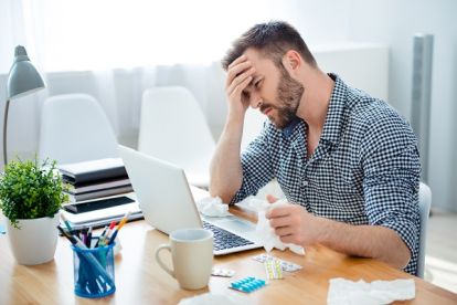Betriebliches Gesundheitsmanagement Definition, Mann am Schreibtisch Betriebliches Gesundheitsmanagement Definition, Mann am Schreibtisch