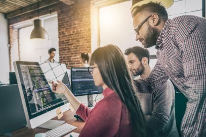 frauen-in-startups-frau-und-mann-bildschirm frauen-in-startups-frau-und-mann-bildschirm